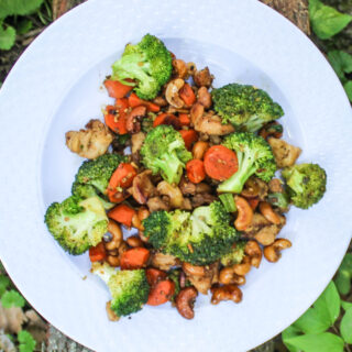 camping stir fry with broccoli, carrots, chicken, and cashews